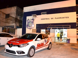 Homens agridem policiais, quebram vidro de viatura e são presos em Messias