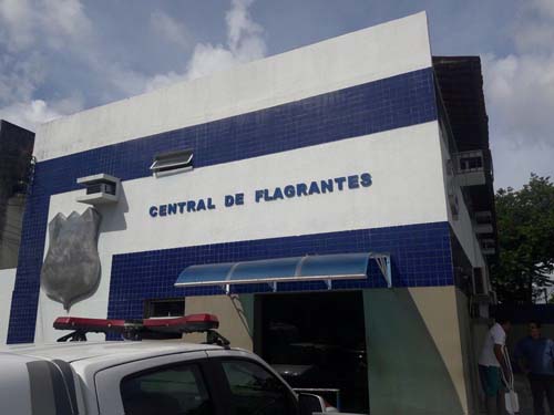 Jovem é preso após atacar esposa com máquina de choque e agredir pai com facões