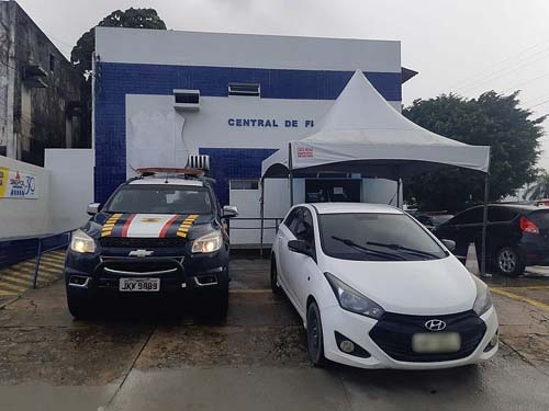 PRF prende condutor embriagado e recupera carro roubado