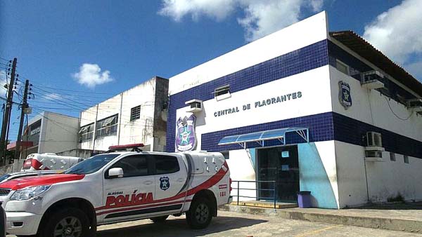 Homem causa danos em ônibus coletivo e é preso na parte alta de Maceió