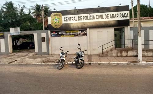 Estudante é espancada por outra com golpes de capacete na porta de escola em Arapiraca