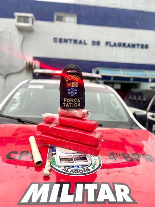 Polícia é recebida a tiros, encontra droga enterrada em mata e mulher é presa