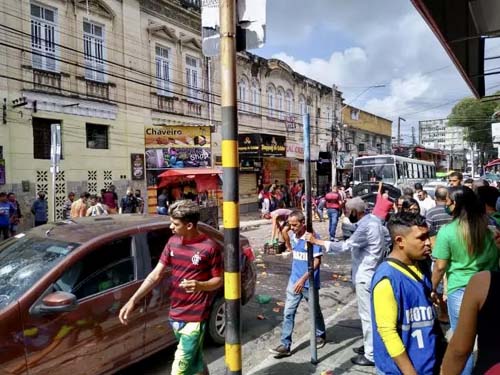 Confusão com ambulantes após atropelamento provoca caos em rua do Centro