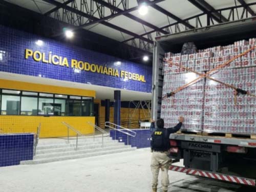 PRF apreende caminhão com mais de 58.000 latas de cerveja sem nota fiscal no interior de Alagoas