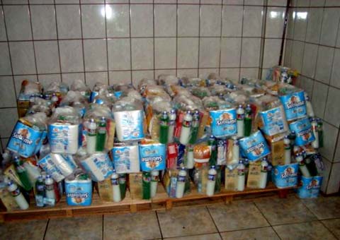 Em suas novas casas, famílias recebem cestas básicas para celebrar o Natal