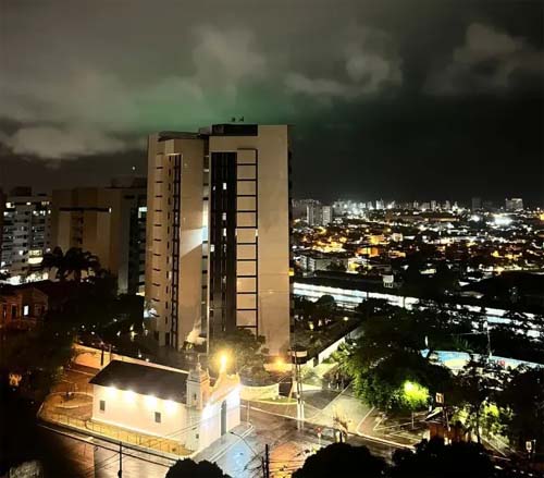 Internautas registram céu em tons verdes em Maceió; entenda o motivo