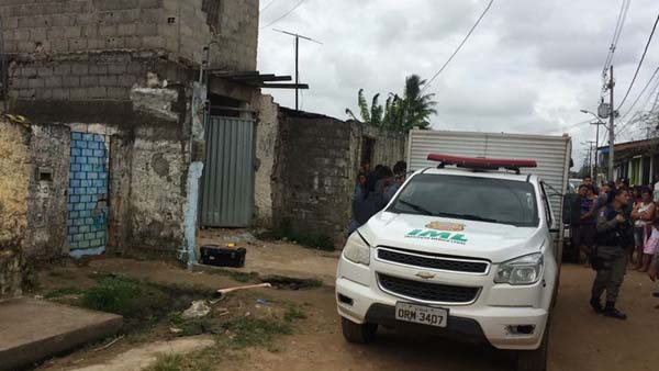 Bandidos invadem casas no Gama Lins e matam três da mesma família