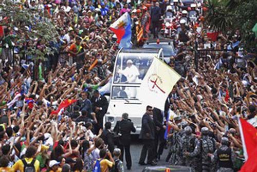 Papa Francisco chega do Rio de Janeiro e é ovacionado pelos brasileiros