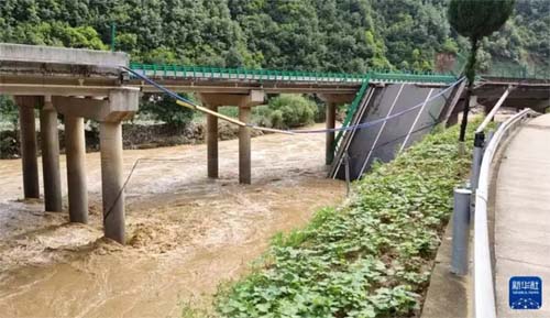 China: tempestade derruba ponte, deixa 11 mortes e 30 desparecidos  