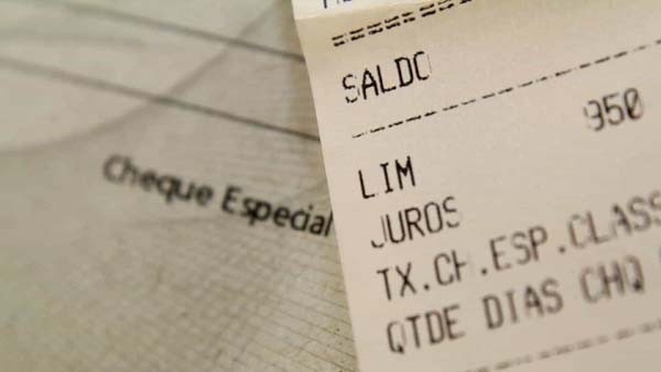 Juros do cheque especial chegam a 165,6% ao ano em janeiro