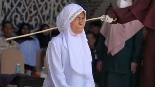 Casal é submetido a 140 chicotadas na Indonésia por atos considerados ilícitos religiosos