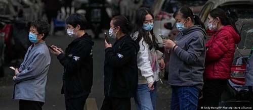 China pede que população estoque comida em meio a novo surto