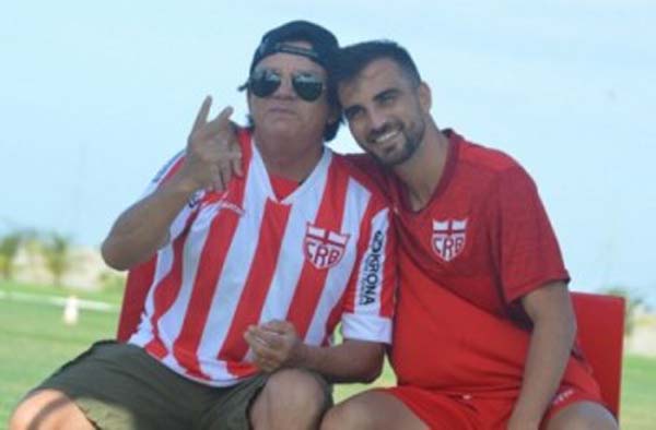 Cantor Chitãozinho visita CT do CRB, time do genro Rafael Longuine