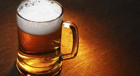 Entra em vigor lei que pune com prisão a venda de bebida alcoólica a menores
