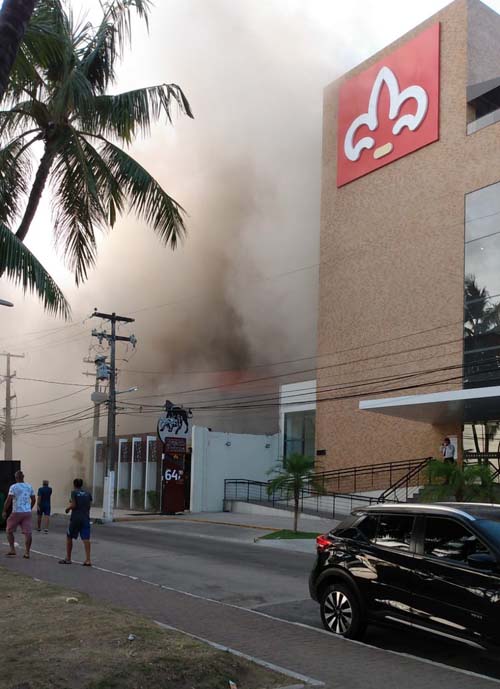 Churrascaria pega fogo na Ponta Verde e Corpo de Bombeiros são acionados para controlar chamas