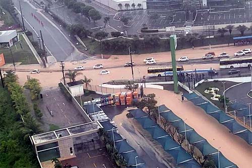 Chuvas causam transtornos em Maceió: ruas alagadas e casas invadidas pela água em diversos bairros da capital alagoana