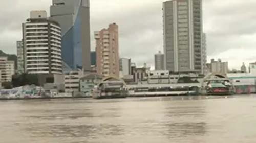 Chuva deixa mortos e mais de 12 mil desabrigados em Santa Catarina