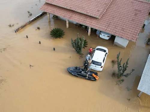 Chuva dá trégua, mas água ainda cobre casas em Santa Catarina