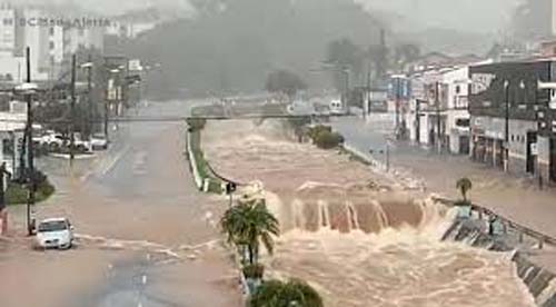 Chuva forte em São Paulo causa enchentes e congestionamento de mil quilômetros