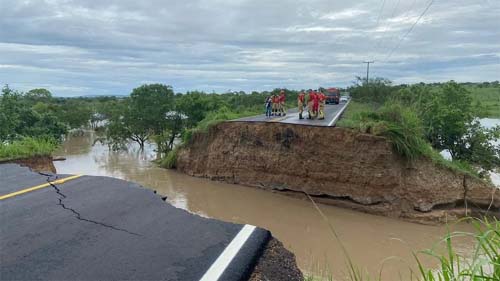 Uma pessoa morre após cratera “engolir” três carros em Sergipe