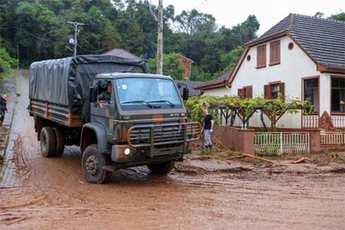 Inundação em Porto Alegre deve durar 20 dias, apontam especialistas