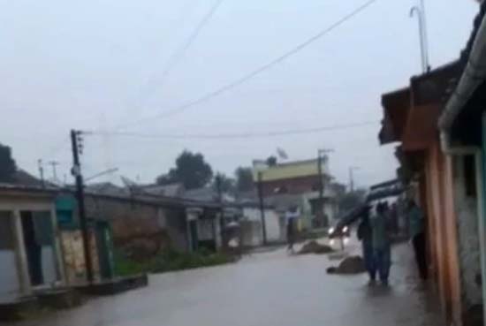 Chuva deixa moradores de União dos Palmares ilhados nesta segunda