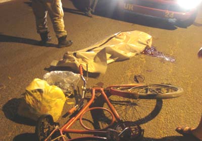 Ciclista morre ao ser atropelado por motocicleta em frente a cemitério 