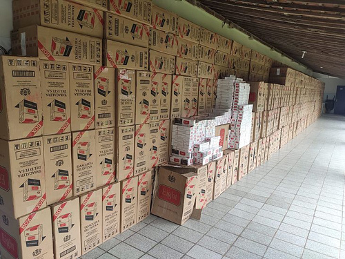 Polícia apreende 275 mil pacotes de cigarros contrabandeados em Alagoas; homem é preso