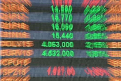 Dólar cai mais de 1% e Ibovespa recupera perdas com ata do Copom