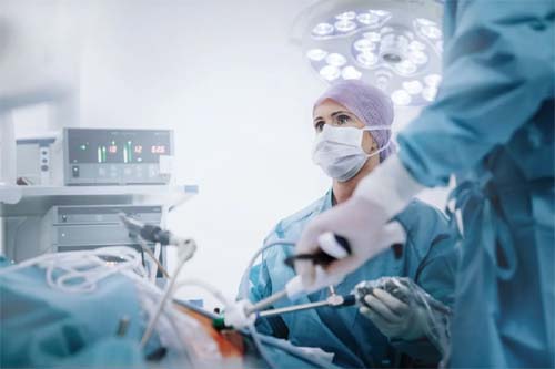 Médico condenado a indenizar paciente em R$ 58 mil após cirurgia no lado incorreto do corpo