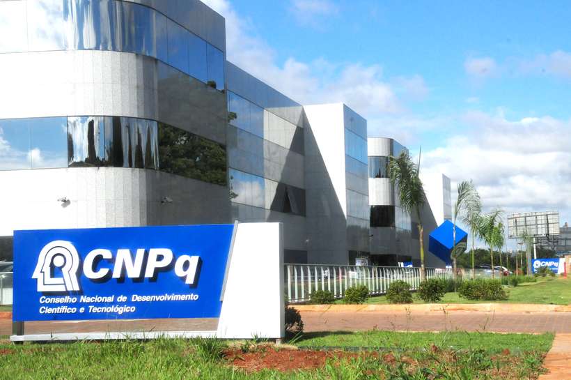 Governo anuncia liberação de R$ 250 milhões para bolsas do CNPq