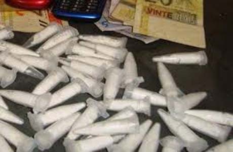 BPE apreende cerca de 1 kg de cocaína e R$ 25 mil em residência 