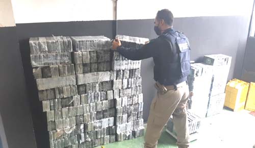 PRF apreende 540 kg de cocaína em veículo terceirizado dos Correios em São Miguel dos Campos