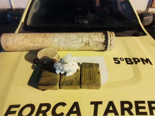 PM detém suspeito apontado como chefe do tráfico e apreende 3 kg de cocaína em Maceió, após ação no Conjunto Caetés.