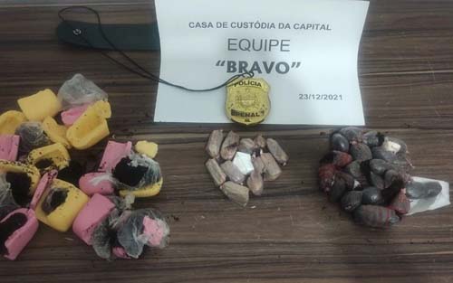 Mulher é flagrada tentando entrar com maconha e cocaína no sistema prisional