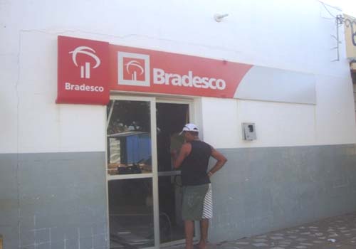 Bando explode caixa eletrônico do Banco Bradesco em Coité do Nóia