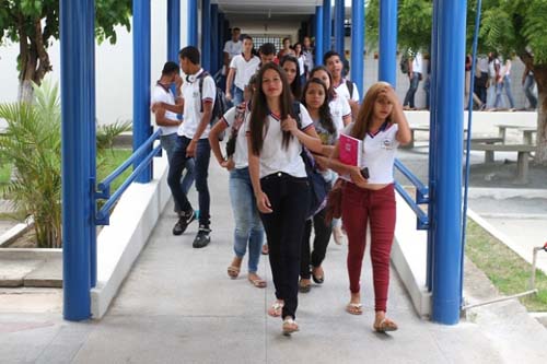 Alunos e professores comemoram melhorias na Escola Estadual Carlos Gomes de Barros