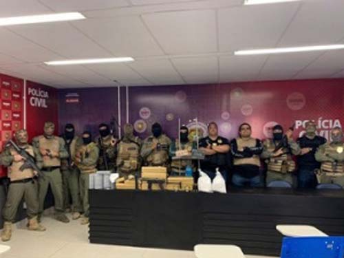 Polícia apreende drogas e arma de guerra em residência no Santos Dumont