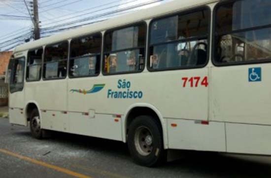 Bandidos fazem arrastão, depredam e ameaçam queimar ônibus em Maceió