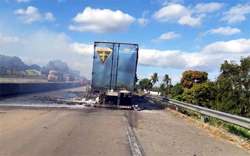 Carreta pega fogo após colisão com moto em São Sebastião