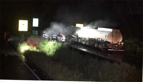 Colisão entre carretas causa princípio de incêndio e deixa uma pessoa ferida na BR 101