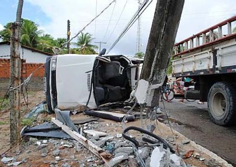 Colisão em poste deixa dois mortos e três feridos em Riacho Doce