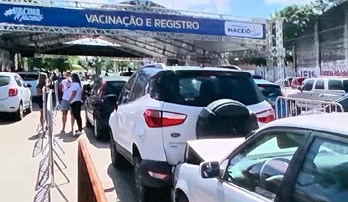 Engavetamento com quatro veículos é registrado na fila da vacina no Jaraguá