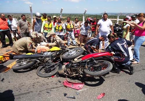 Colisão frontal envolvendo motocicletas deixa dois feridos em Penedo