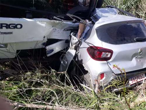 Quatro pessoas morrem após colisão entre carro e caminhão