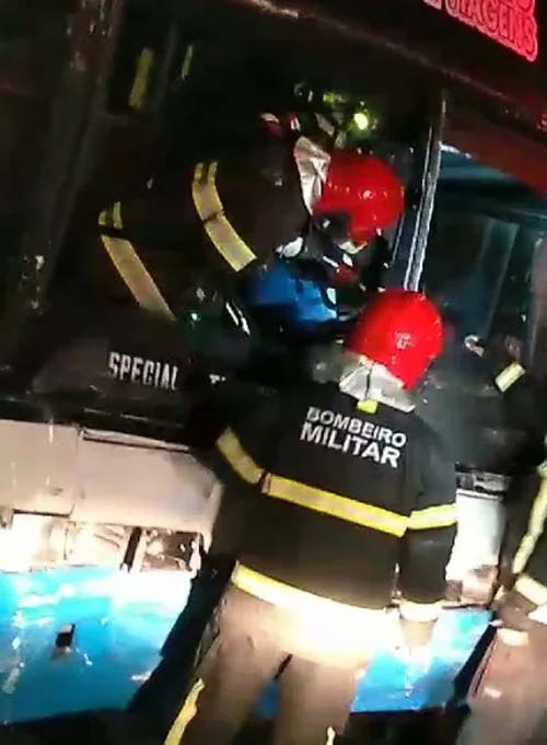 Colisão entre ônibus deixa universitários e motorista feridos