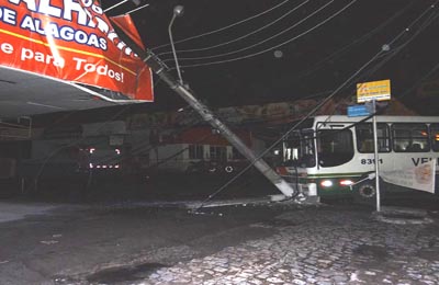 Ônibus colide com poste após briga entre cobrador e passageiro