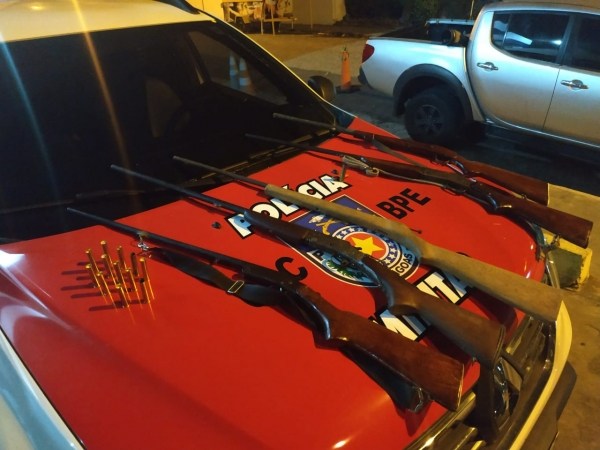 PM apreende cinco espingardas e mais de meio quilo de drogas em Maceió