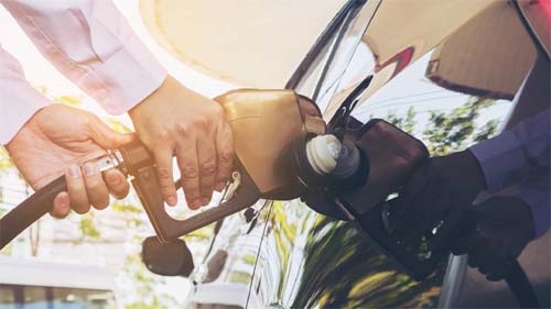 Gasolina está R$ 0,11 mais cara no Brasil do que no exterior; diesel, R$ 0,44 mais barato