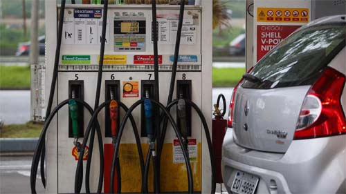 Sem saída? Queda do dólar 'ameniza', mas há outros 'culpados' para preços dos combustíveis